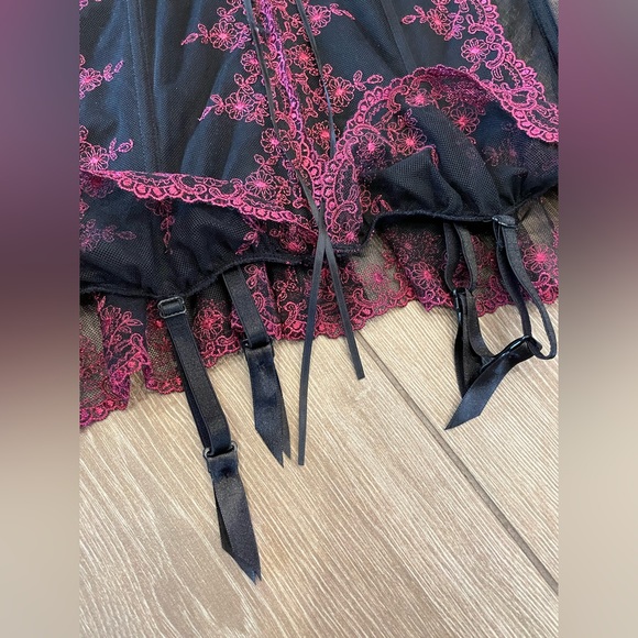 Black and Pink Lace Corset - Picture 2 of 15